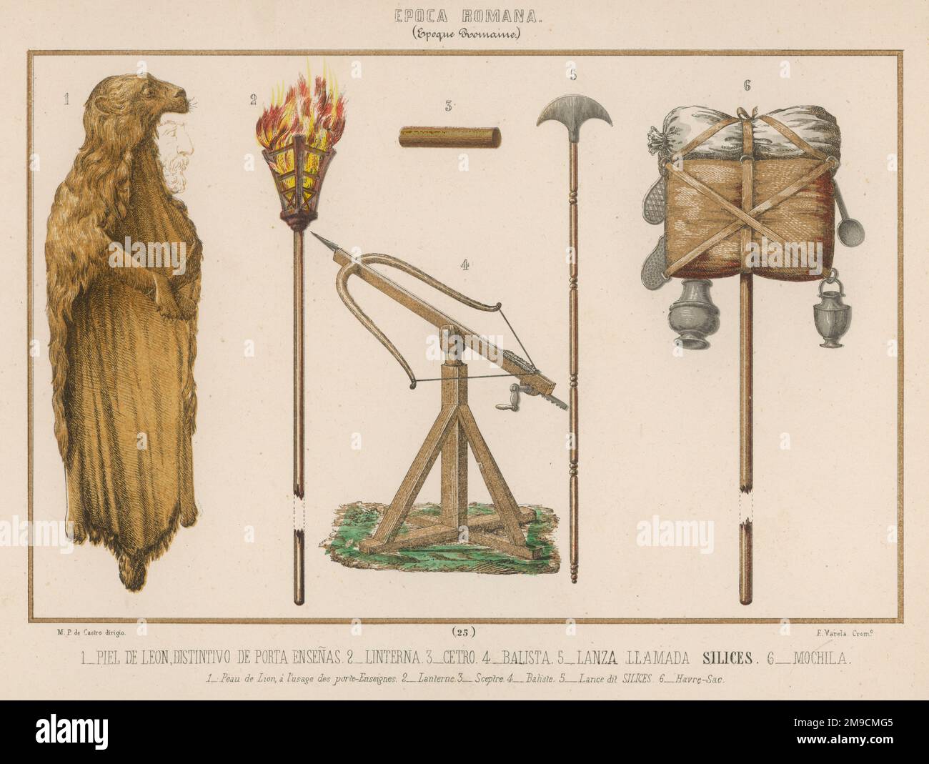 Römische Militärausrüstung. Eine brennende Fackel - eine Ballista mit Pfeil - eine breite Lanze, eine Stange und ein Löwenhautkopfkleid Stockfoto