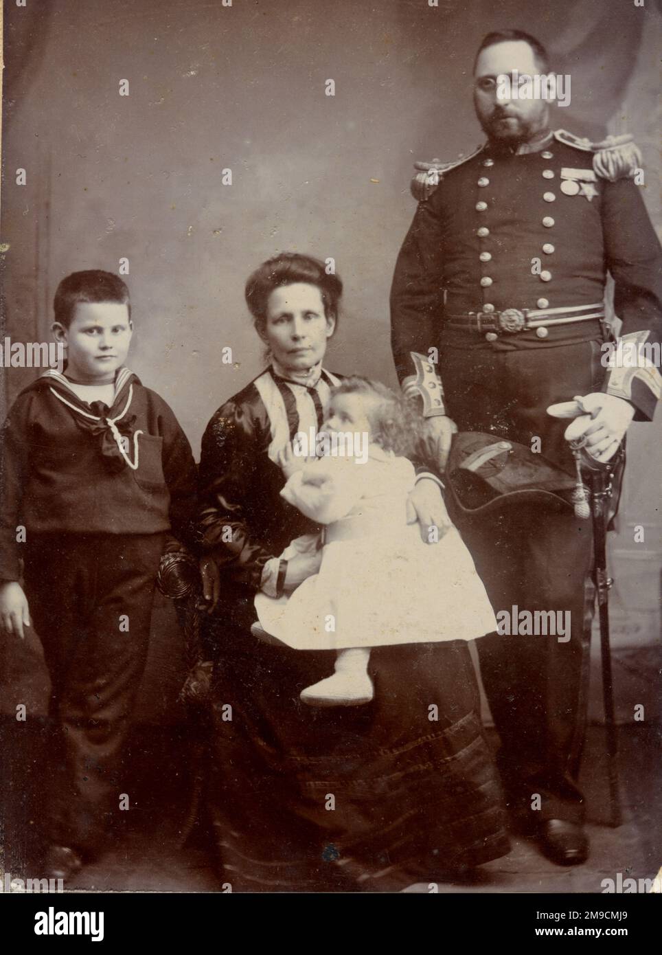 Eine vierköpfige Familie, die 1901 fotografiert wurde. Stockfoto