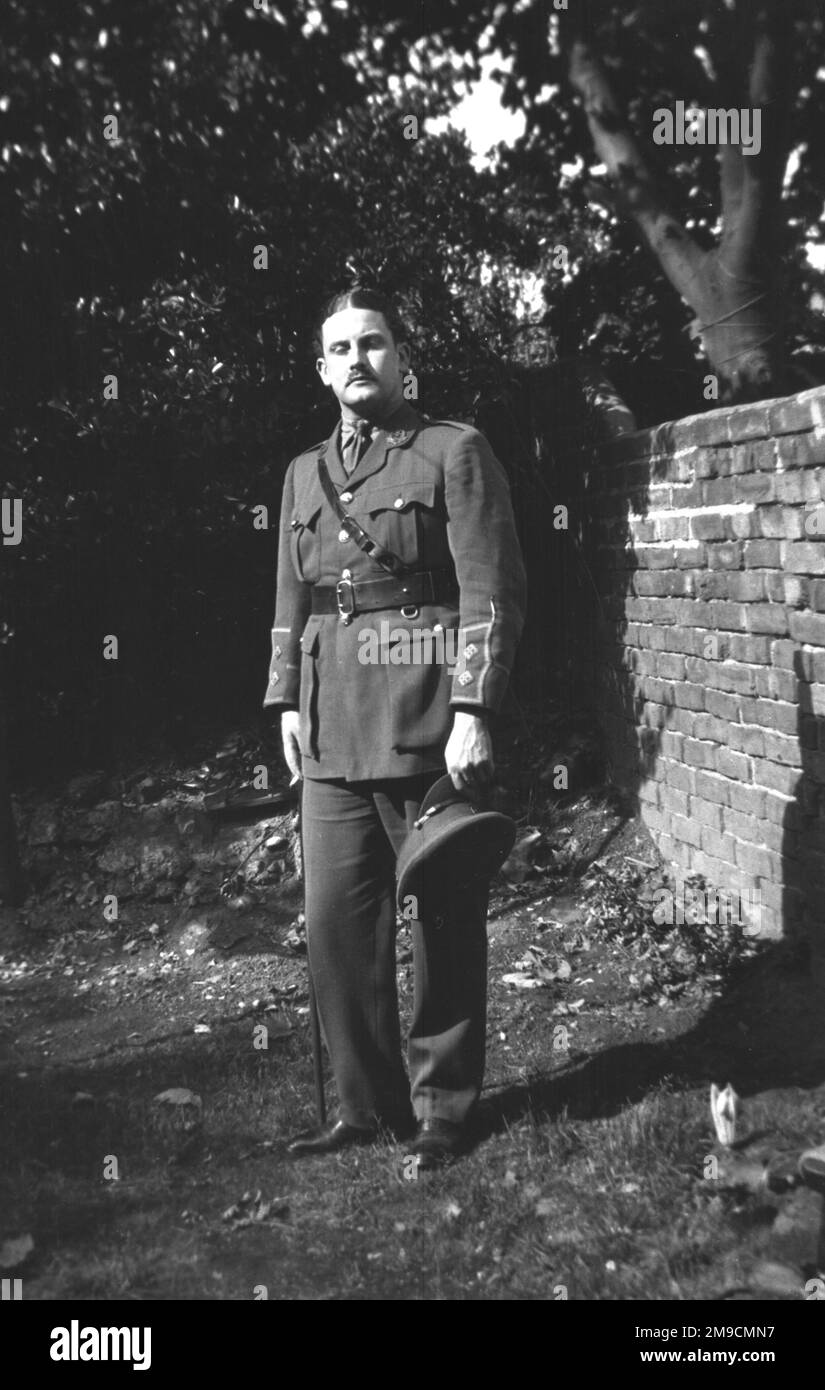 Ein Mann in Soldatenuniform, der in einem Garten steht Stockfoto