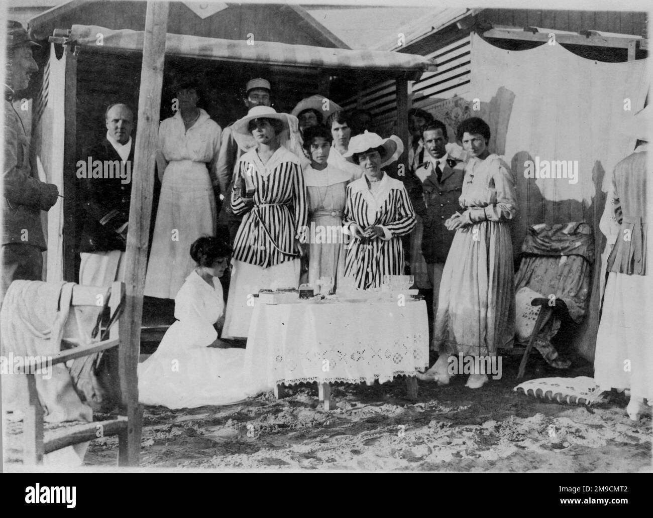 Eine edwardianische Gruppe genießen Sie einen Sommertag im Lido, Venedig Stockfoto