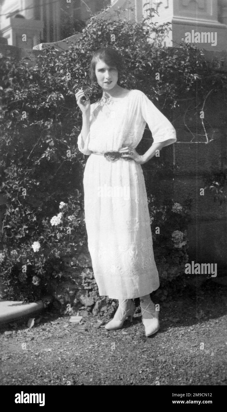 Eine elegante Frau in einem italienischen Garten Stockfoto