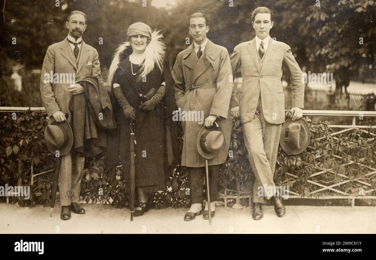 Eine elegante Gruppe von Freunden in Italien Stockfoto
