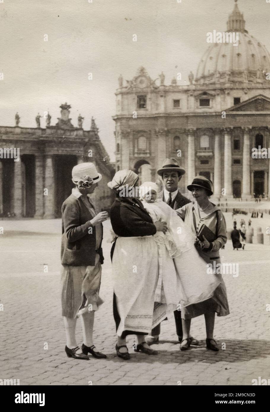 Eine Gruppe von Freunden vor dem Petersdom in Rom Stockfoto