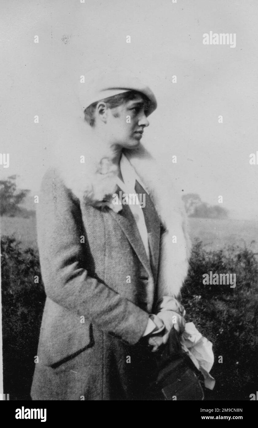 Eine Frau, die einen Tweed-Mantel trägt Stockfoto Eine Frau, die einen Tweed-Mantel trägt Stockfoto