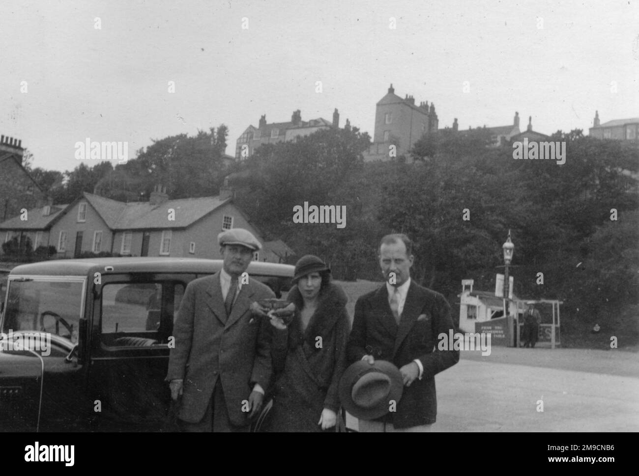 Eine Gruppe steht vor ihrem Auto in Filey, einem beliebten Badeort in North Yorkshire Stockfoto