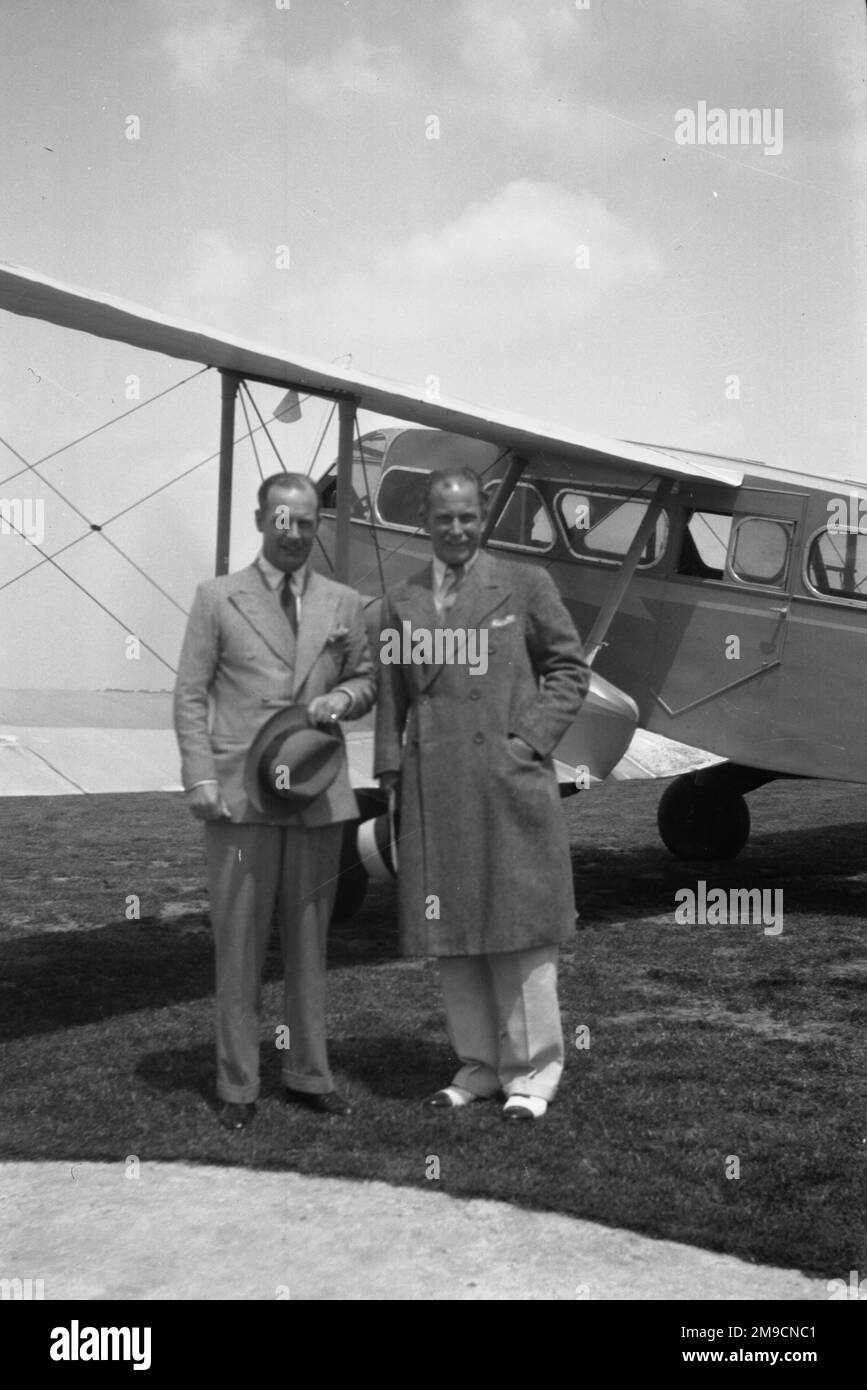 Zwei Gentlemen stehen neben einem Drachen Rapide. Ein britisches Kurzstreckenflugzeug der 1930er Jahre. Stockfoto