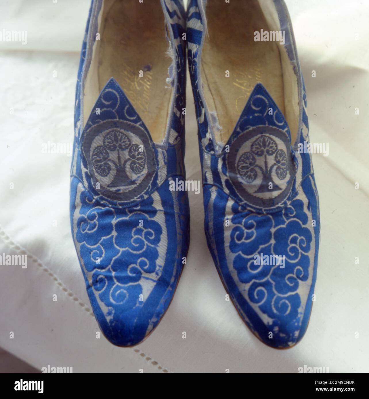 Blau- und cremefarbene gemusterte Schuhe von Harrods Stockfoto