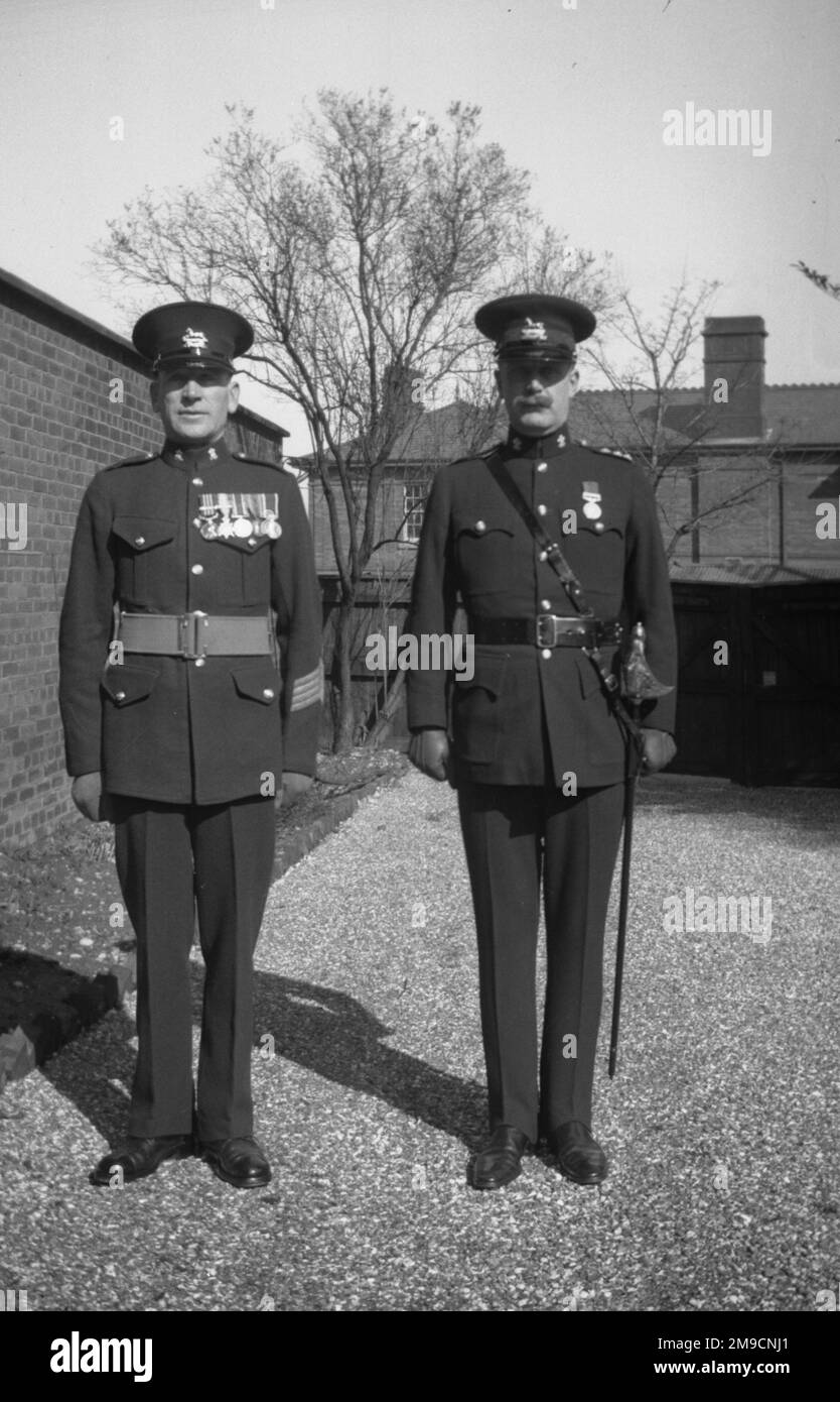 Major George Innes (rechts) mit einem Kollegen am Tag der Krönung von George VI. - 12. Mai 1937 Stockfoto