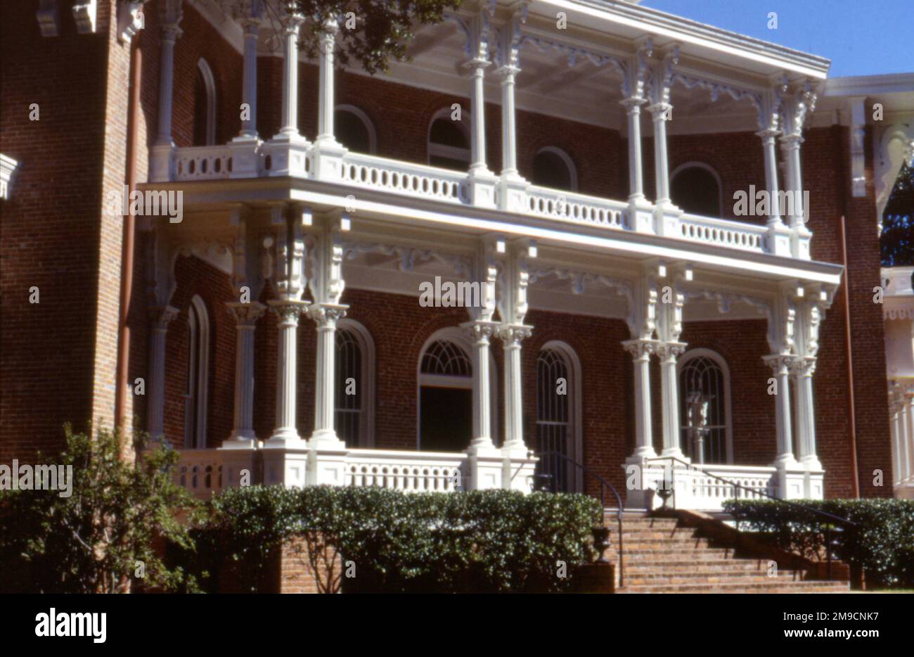 Longwood Balconies: Historisches Haus in Natchez, MS. Natchez, eine der ältesten Städte Mississippis, wurde 1716 gegründet und ging mehr als ein Jahrhundert vor der aktuellen Hauptstadt Jackson zurück. Die Stadt ist in der amerikanischen Geschichte berühmt für ihre Rolle bei der Entwicklung des Alten Südwestens, insbesondere in Bezug auf ihre Lage am Mississippi. Stockfoto