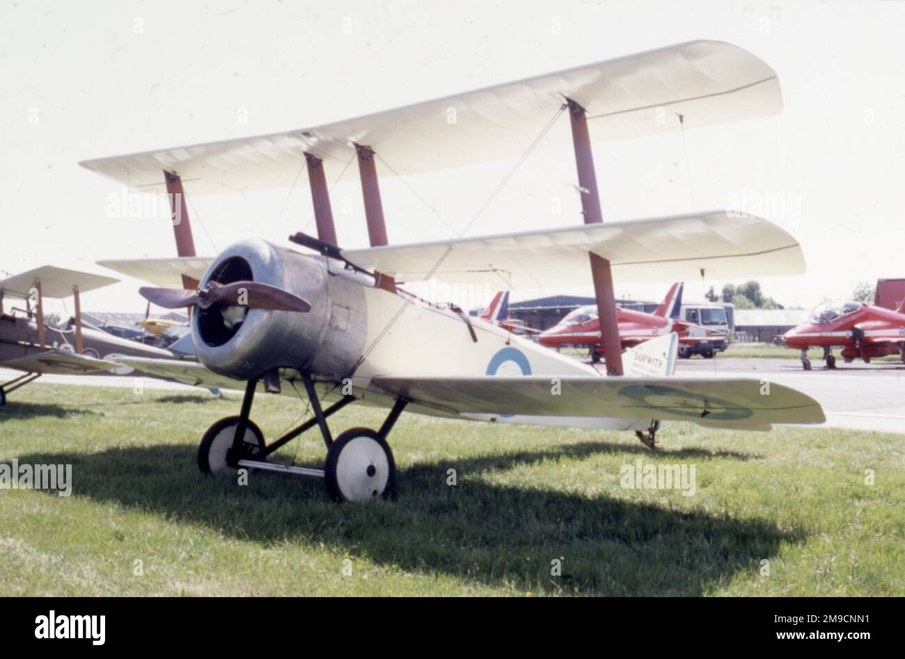 Ein Triflugzeug aus dem Jahr 1915-30 auf einem Flugplatz aus dem 21. Jahrhundert. Stockfoto