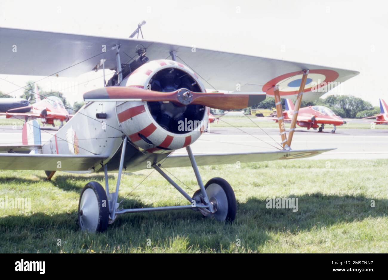 Ein Doppeldecker aus dem Jahr 1915-30 auf einem Flugplatz aus dem 21. Jahrhundert. Stockfoto