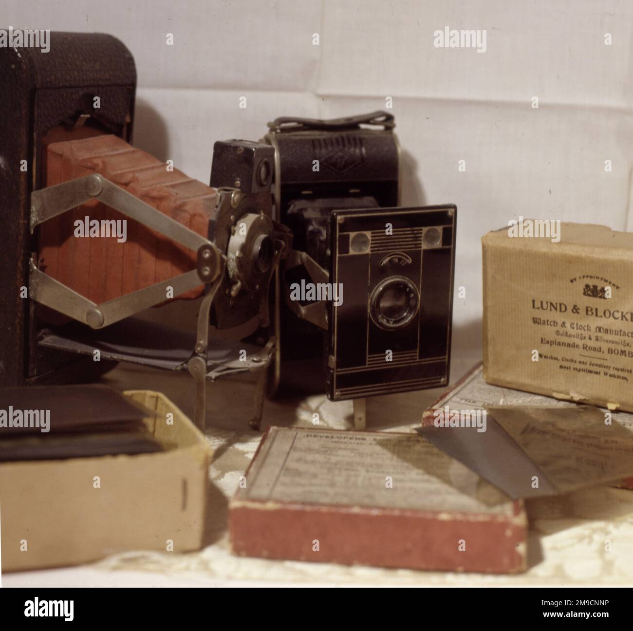 Zeitgenössische Kameras und fotografische Platten von 1915 bis 1932. Stockfoto