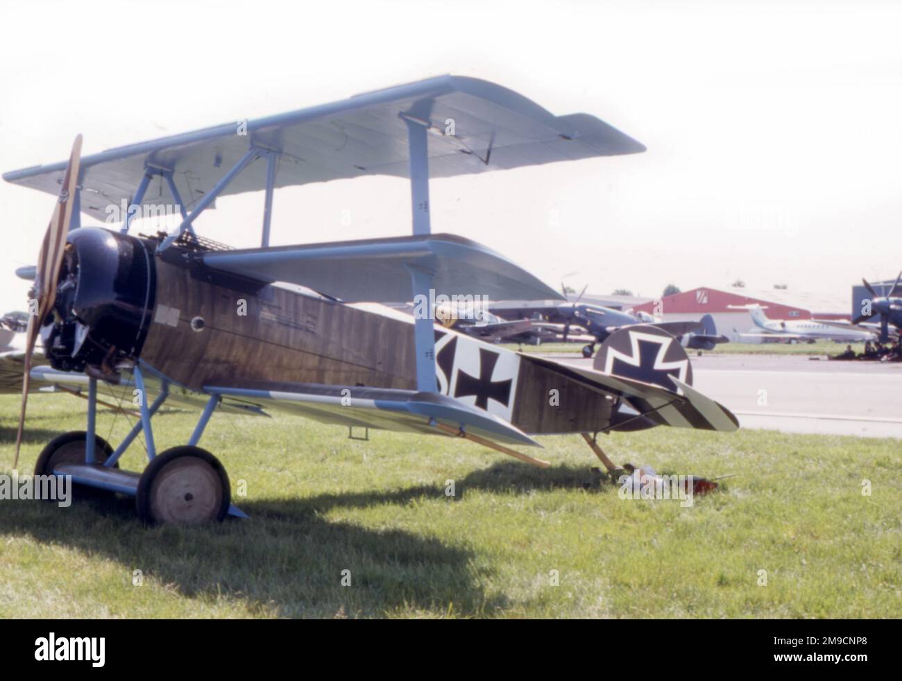 Ein deutsches Dreiflugzeug aus dem Jahr 1915-35 auf einem Flugplatz aus dem 21. Jahrhundert. Stockfoto