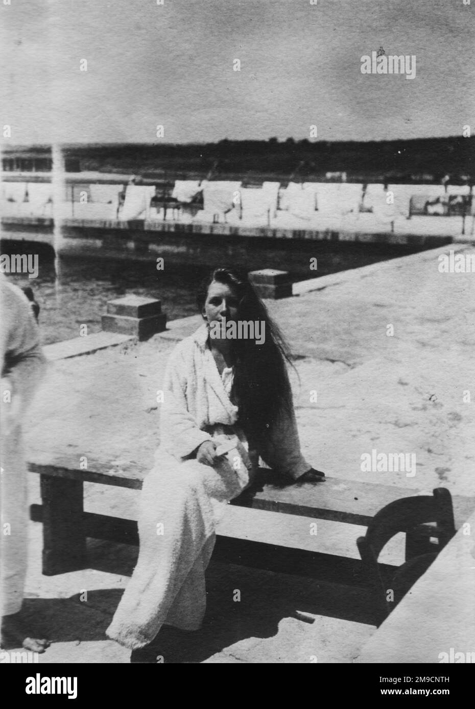 Eine Dame sitzt in Italien, um ihr Foto zu machen, in einem Bademantel. Stockfoto
