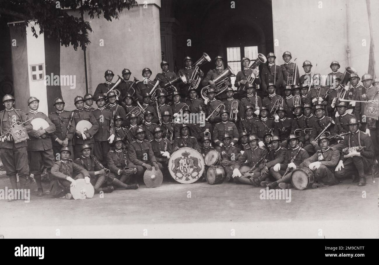 Die Mitglieder einer italienischen Armeegruppe posieren in Uniform mit ihren Instrumenten. Stockfoto