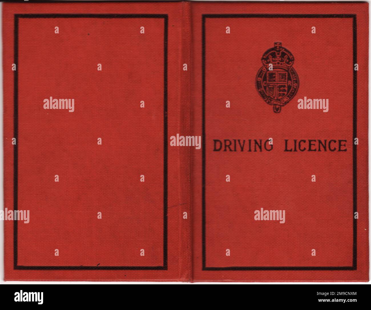 Das rote Cover eines britischen Führerscheins aus der Mitte der 1930er Jahre. Stockfoto