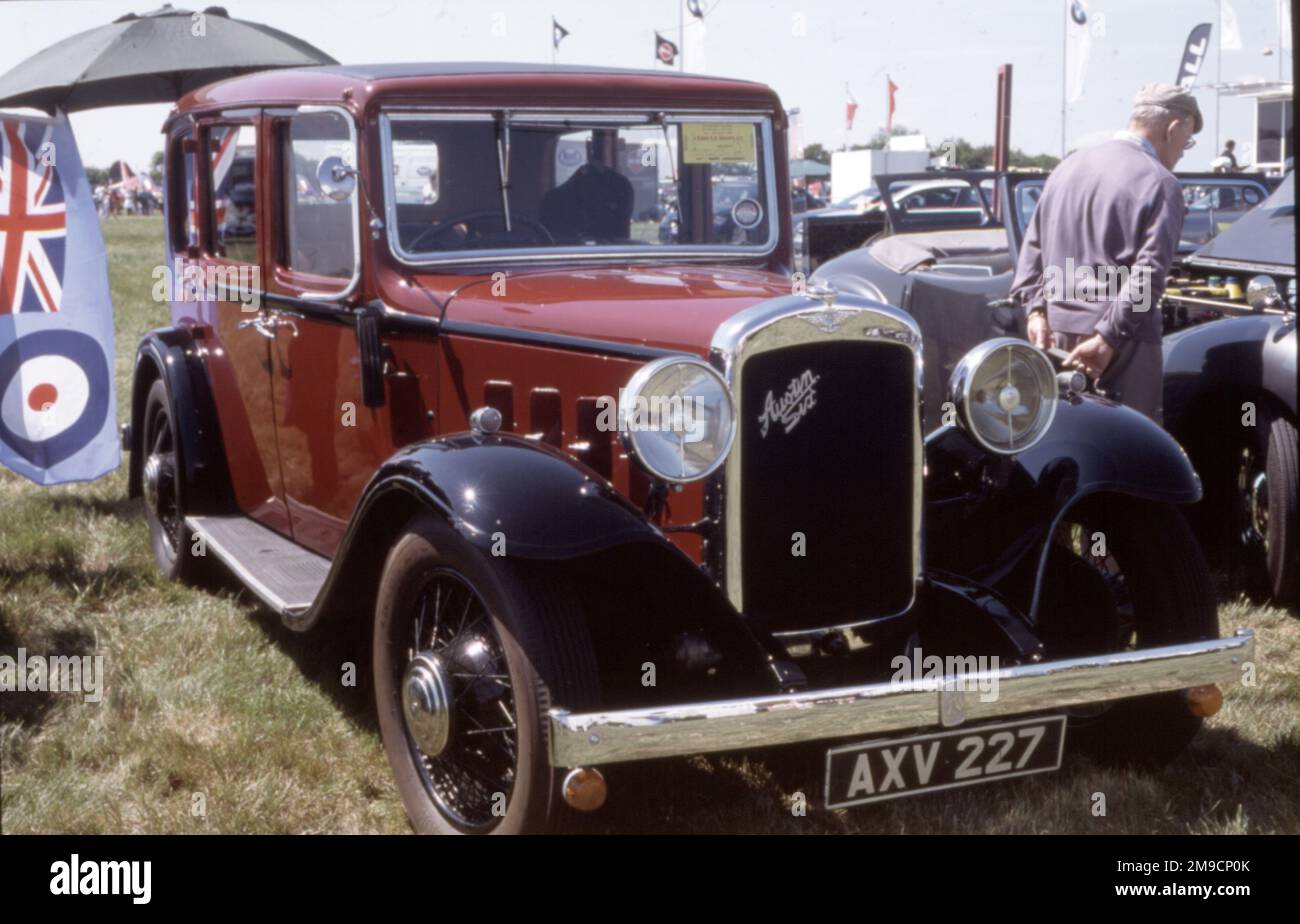 Ein glänzend roter Austin 6 Wagen, Kennzeichen AXV 227, aus dem 1930er. Jahrhundert, ausgestellt in Biggin Hill, Kent. Stockfoto