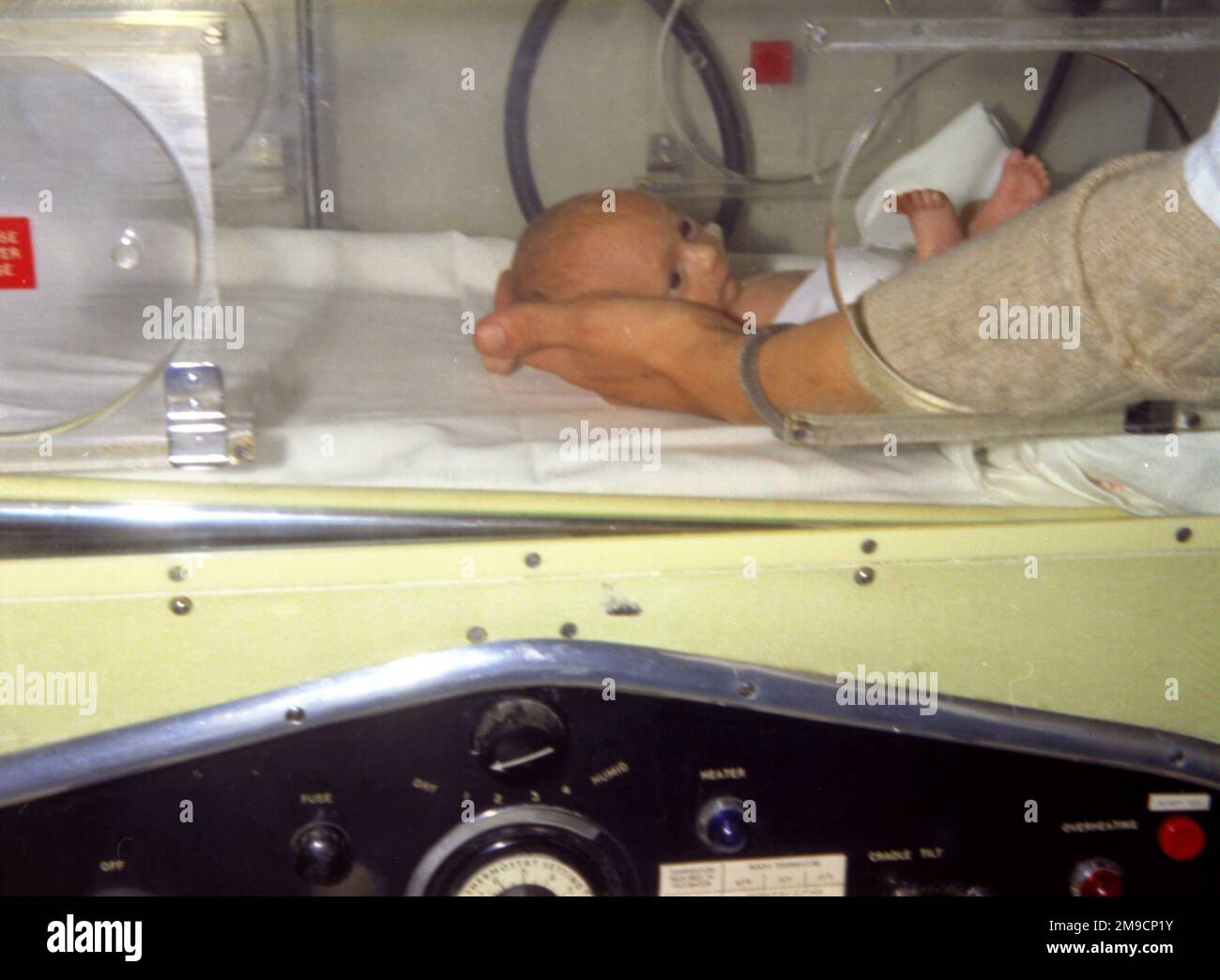 Ein Frühgeborenes wird in einen Inkubator im Redhill Hospital, Surrey, gebracht. Stockfoto