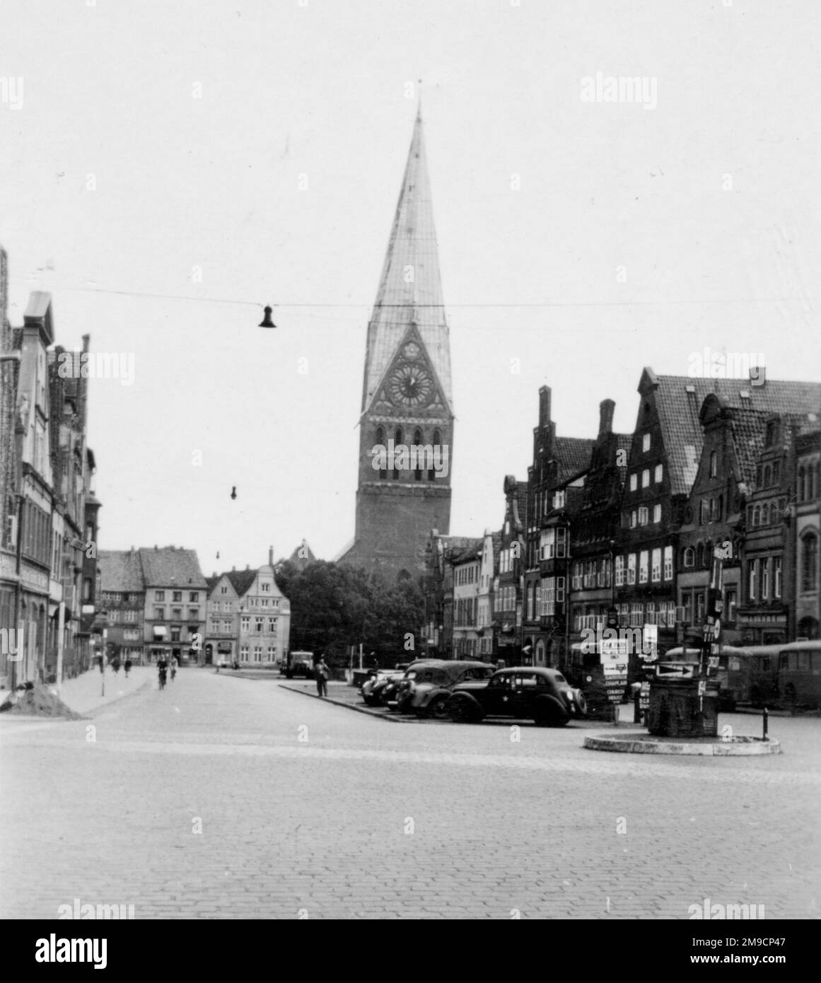 Eine nicht identifizierte deutsche Stadt am Ende des Zweiten Weltkriegs. Es gibt ein "Car Park"-Schild und ein weiteres mit der Aufschrift "Garrison Chaplain, Church House", das zeigt, dass die Stadt jetzt in den Händen der britischen Armee ist. Stockfoto