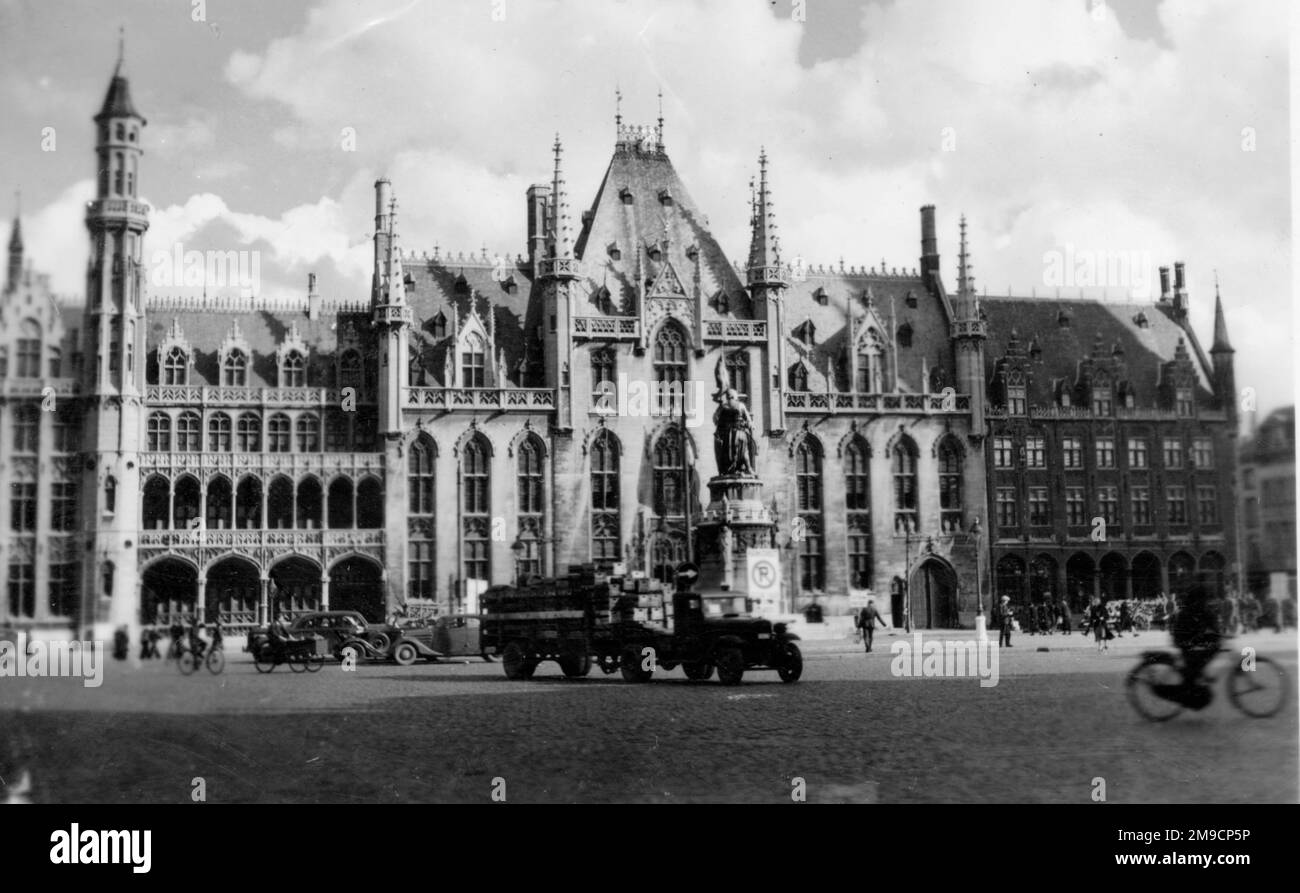 Das Rathaus in Brügge, Belgien, am Ende des Zweiten Weltkriegs. Stockfoto