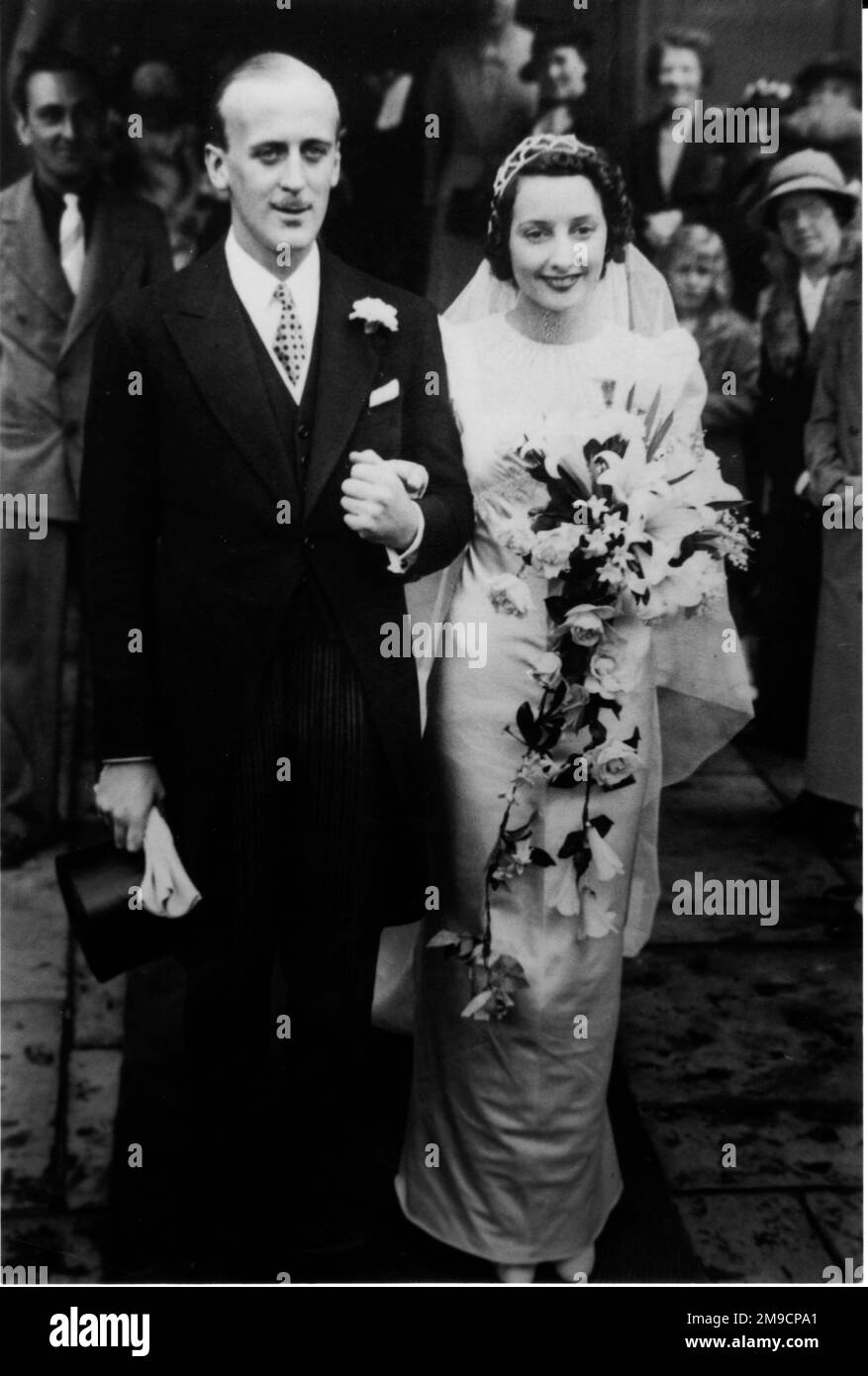 Braut und Groom kommen aus der Kirche nach ihrer Hochzeitszeremonie - 1930er. Stockfoto