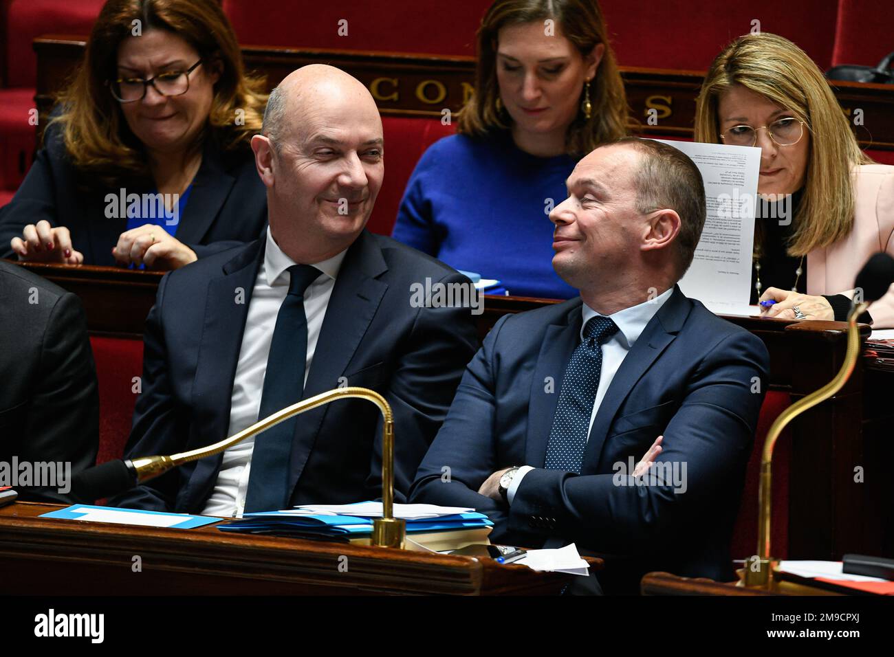 Paris, Frankreich. 17. Januar 2023. Der französische Industrieminister Roland Lescure und der Arbeitsminister Olivier Dussopt während einer Fragestunde an die Regierung auf der Pariser Nationalversammlung am 17. Januar 2023. Kredit: Victor Joly/Alamy Live News Stockfoto