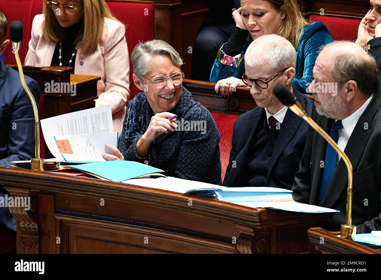 Paris, Frankreich. 17. Januar 2023. Premierministerin Elisabeth Borne und französischer Justizminister Eric Dupont Moretti während einer Fragestunde an die Regierung in der Nationalversammlung am 17. Januar 2023 in Paris. Kredit: Victor Joly/Alamy Live News Stockfoto