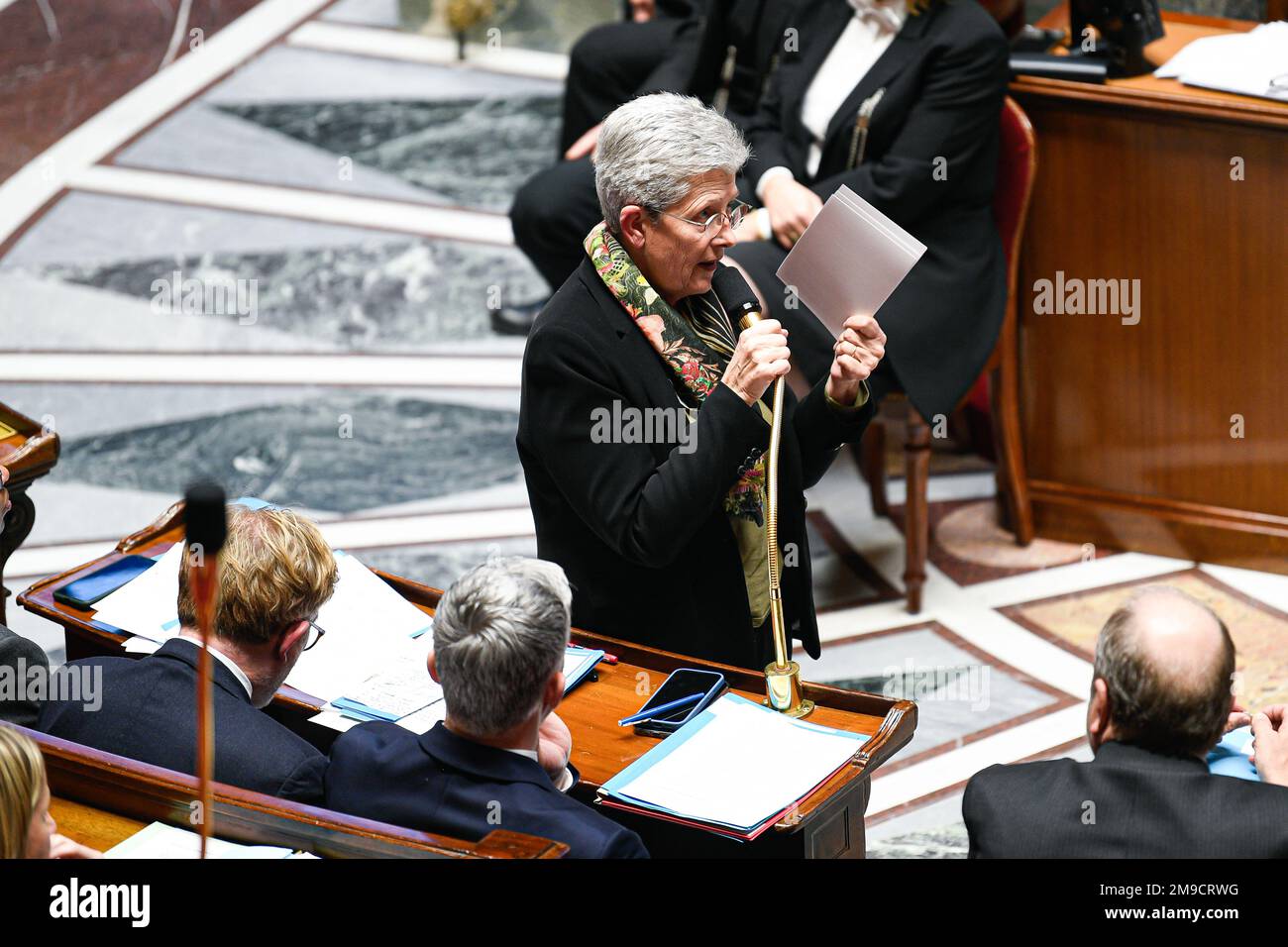 Paris, Frankreich. 17. Januar 2023. Französischer Nachwuchsminister für Menschen mit Behinderungen Genevieve Darrieussecq während einer Fragestunde an die Regierung auf der Pariser Nationalversammlung am 17. Januar 2023. Kredit: Victor Joly/Alamy Live News Stockfoto