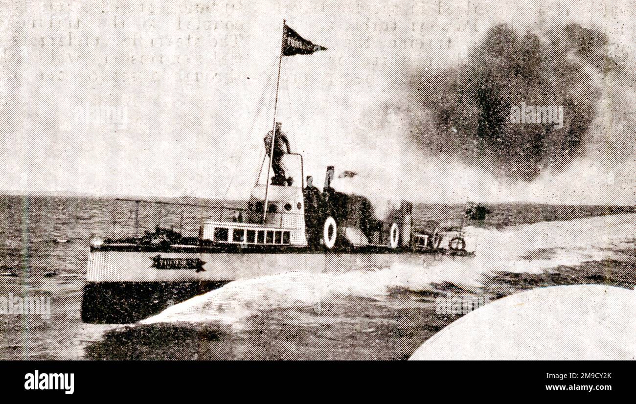 Turbinia – das erste Dampfschiff mit Dampfturbinenantrieb. Turbinia wurde 1894 als Versuchsschiff gebaut und war damals das schnellste Schiff der Welt. Dramatische Demonstration beim Spithead Navy Review 1897. Heute wird Turbinia im Discovery Museum in Newcastle-upon-Tyne ausgestellt. Hier bei einer Fahrt mit 35 Knoten. Stockfoto