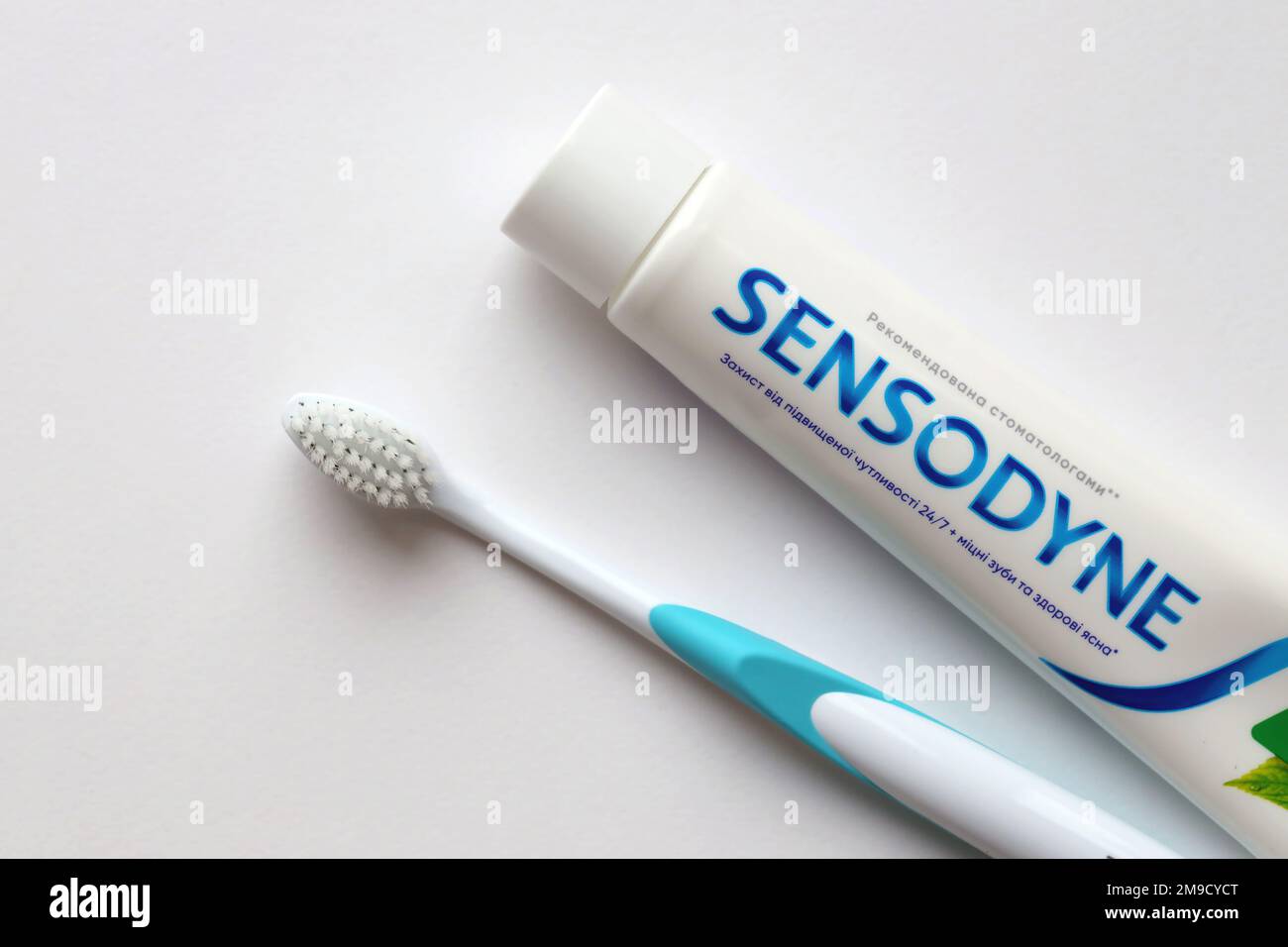 KIEW, UKRAINE - 4. MAI 2022 Sensodyne Fluor oder Fluor ist eine tägliche Fluorid Zahnpasta, die gegen Zahnempfindlichkeit schützt Stockfoto