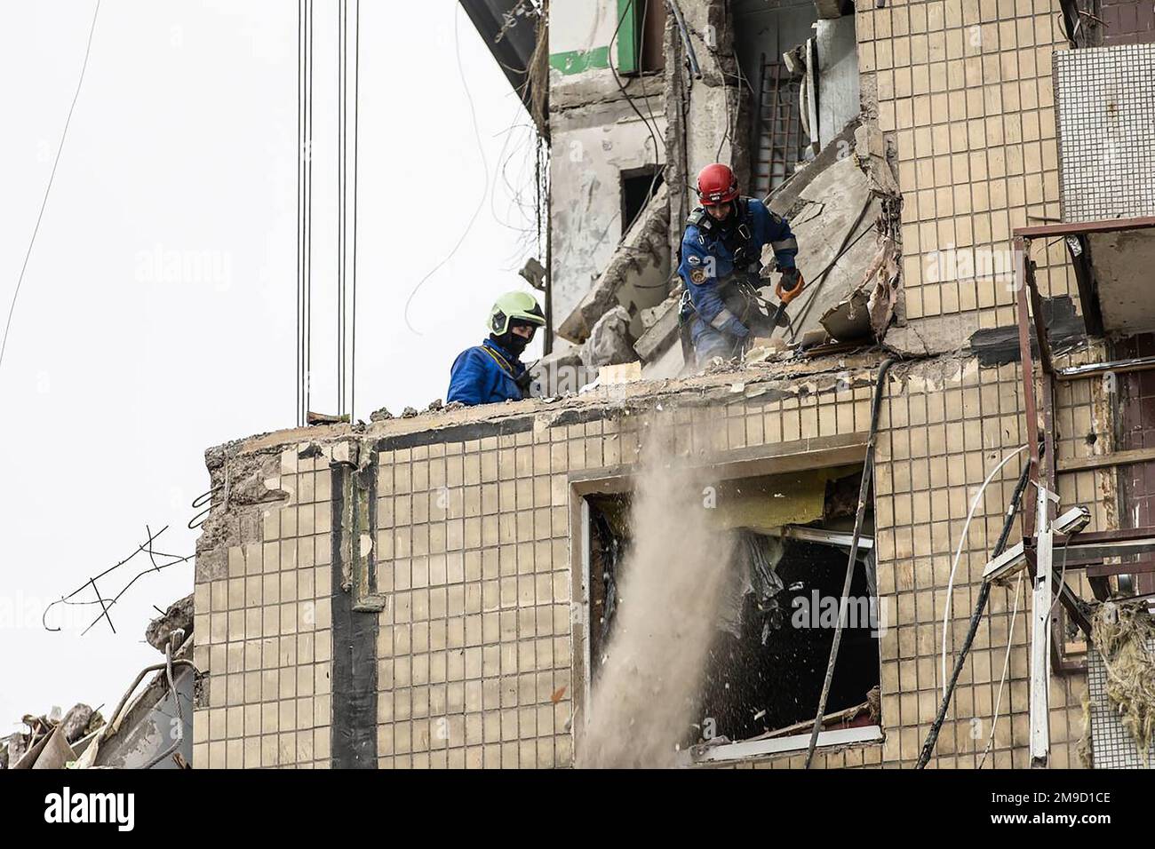 Dnipro, Ukraine. 17. Januar 2023. Soldaten führen Arbeiten in zerstörten Wohngebäuden durch, die vor 4 Tagen nach einem Raketenangriff in der ukrainischen Stadt Dnipro am 17. Januar 2023 entstanden sind. Mehr als 40 Opfer, darunter Kinder, wurden getötet, als russische Rakete am Samstag auf Wohngebäude traf, sagte der ukrainische Rettungsdienst. Foto: Dnipropetrovsk State Administration/UPI. Kredit: UPI/Alamy Live News Stockfoto