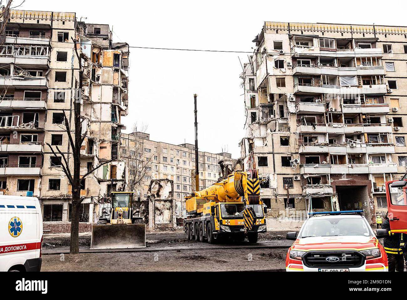 Dnipro, Ukraine. 17. Januar 2023. Militärangehörige führen Arbeiten auf dem Gelände des zerstörten Wohngebäudes durch, das nach einem Raketenangriff vor 4 Tagen in der ukrainischen Stadt Dnipro am 17. Januar 2023 entstanden ist. Mehr als 40 Opfer, darunter Kinder, wurden getötet, als russische Rakete am Samstag auf Wohngebäude traf, sagte der ukrainische Rettungsdienst. Foto: Dnipropetrovsk State Administration/UPI. Kredit: UPI/Alamy Live News Stockfoto