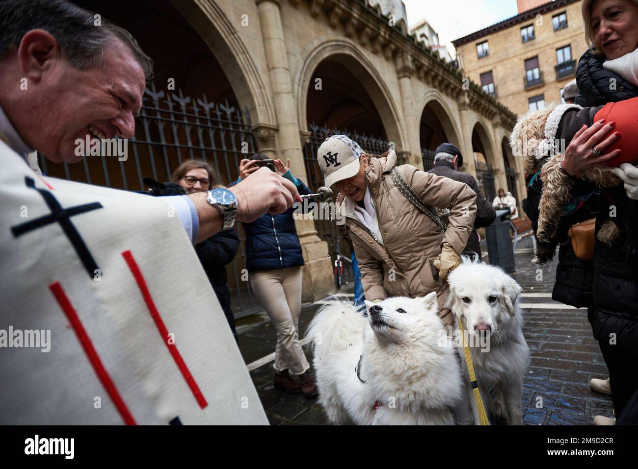 Pamplona, Spanien. 16. Januar 2023. Haustiere werden vom Pfarrer Cesar Magaña vor der Kirche San Nicolás in Pamplona gesegnet, um den Tag von San Antón Abad, dem schutzpatron der Tiere, zu feiern. Kredit: SOPA Images Limited/Alamy Live News Stockfoto