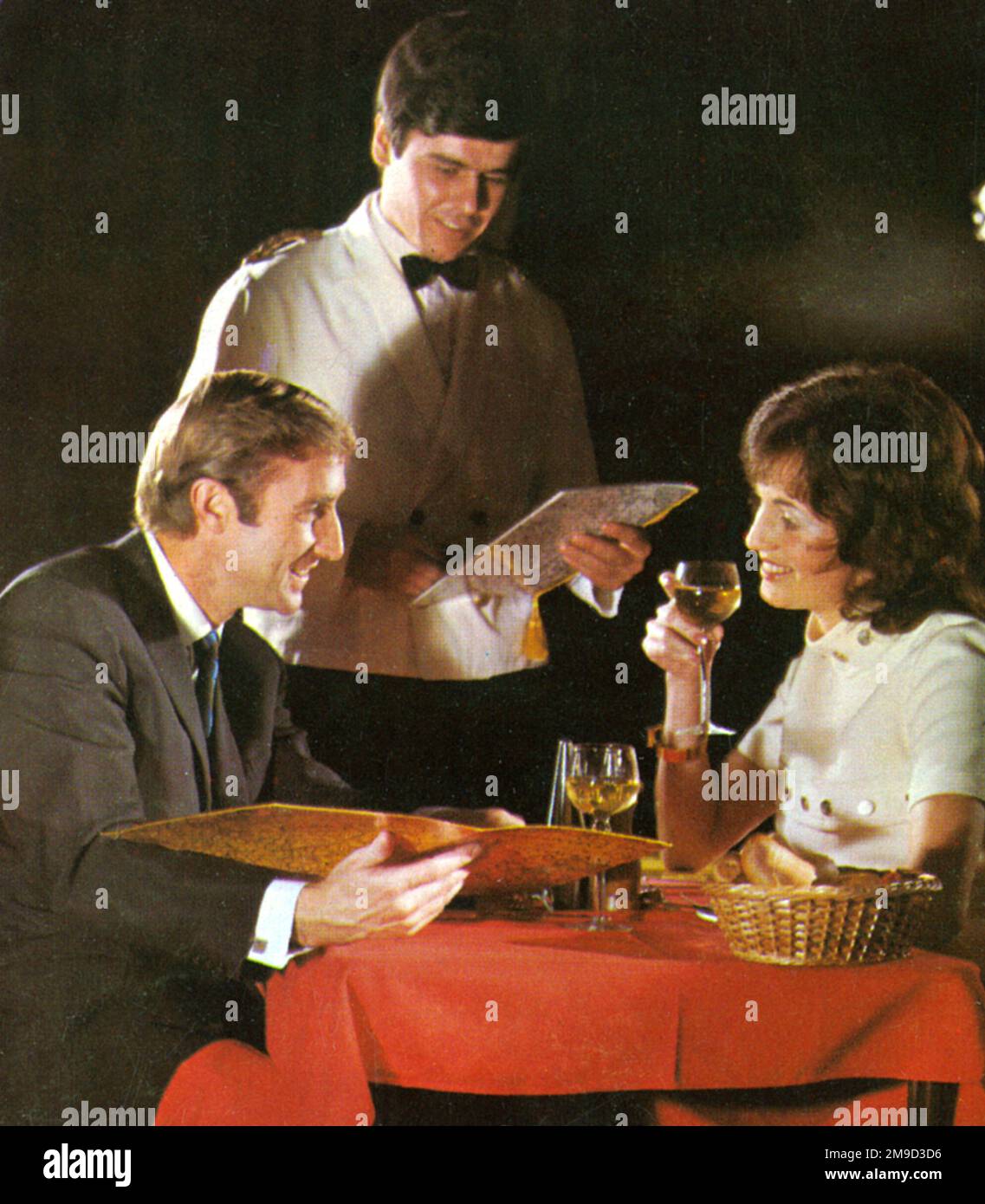 Werbung für Forte's Restaurants, die ein Paar an einem Tisch zeigt, während ein Kellner ihre Bestellung aufnimmt. Diese nationale Restaurantkette benutzte auch die Namen Quality Inn, Kardomah und Fuller. Stockfoto