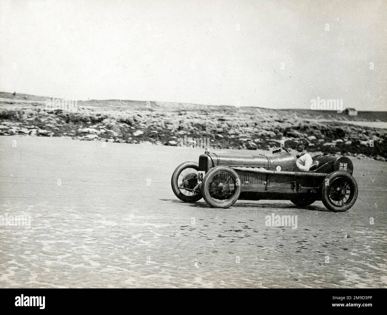 Malcolm Campbell in 6-Zylinder-Sunbeam mit Union Jack auf der Rückseite, was einen neuen Rekord für Porthcawl Sands aufstellt. Stockfoto