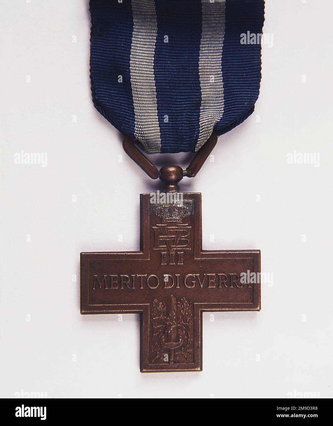 Merito di Guerra, italienisches Verdienstkreuz, Bronzemedaille, die während des Ersten Weltkriegs eingeführt wurde und ebenfalls während des Zweiten Weltkriegs verliehen wurde, mit dem Wappen von Victor Emmanuel III (1869-1947), König von Italien, über Schwert und Eichenblättern. Stockfoto