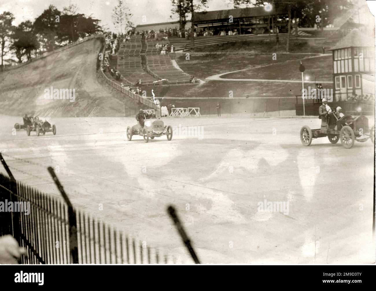 Brooklands - Cars startet das Horsley Plate Race 1907 mit Mitgliederbanken im Hintergrund. Stockfoto