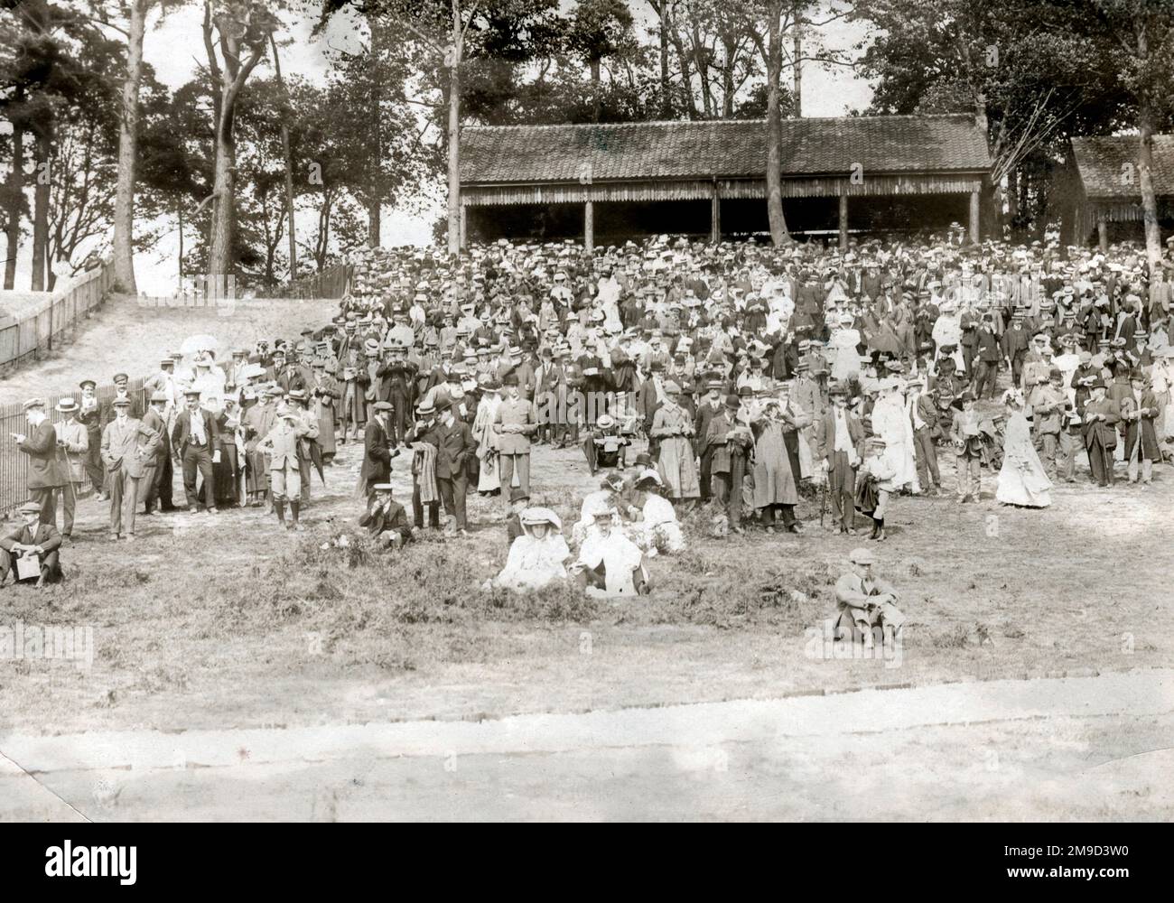 Die Menge auf dem Bankwesen - Brooklands. Stockfoto