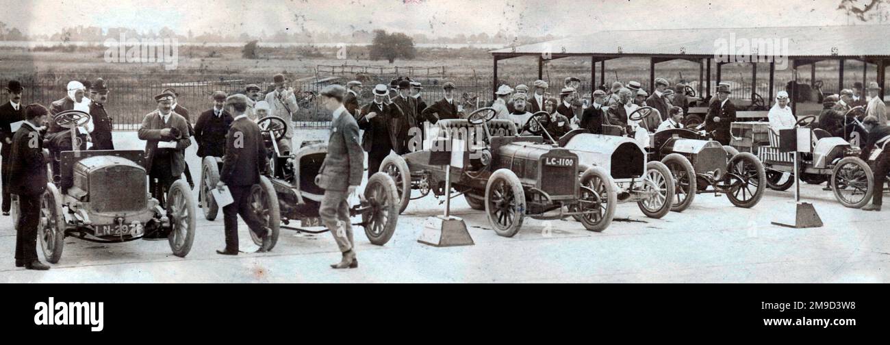 Erstes Treffen - Autos am Start des Horsley Plate Race, 1907 - unter Menschenmassen. Stockfoto