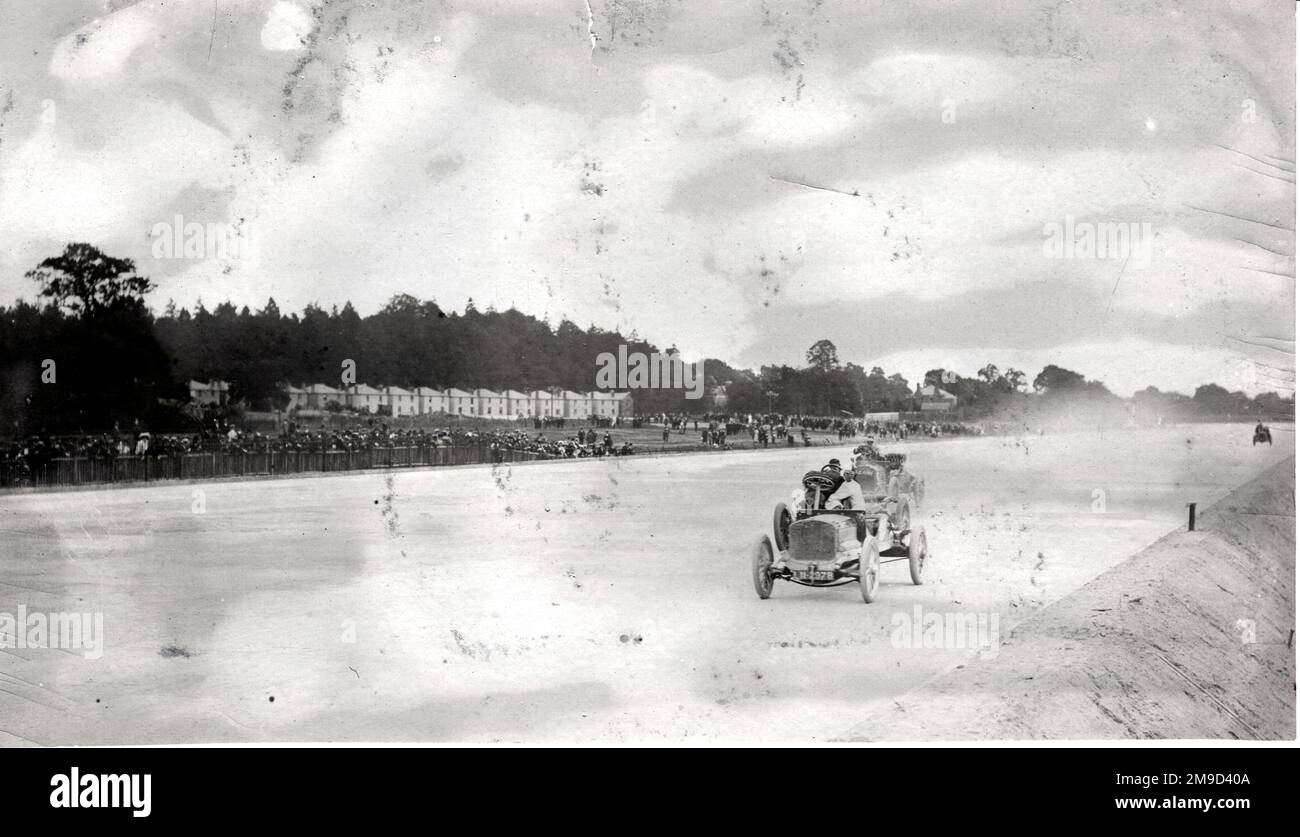 Marcel Renault Memorial Race, 6. Juli 1907. Huntley Walker in Darracq führt Grove an, der einen Renault steuert. Stockfoto