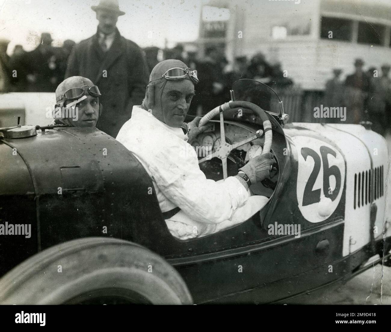 Rückansicht - Campbell am Steuer des 1,5-Liter Fiat Car 26 mit Passagier beim JCC 200m-Rennen - 13. Oktober 1923. Stockfoto