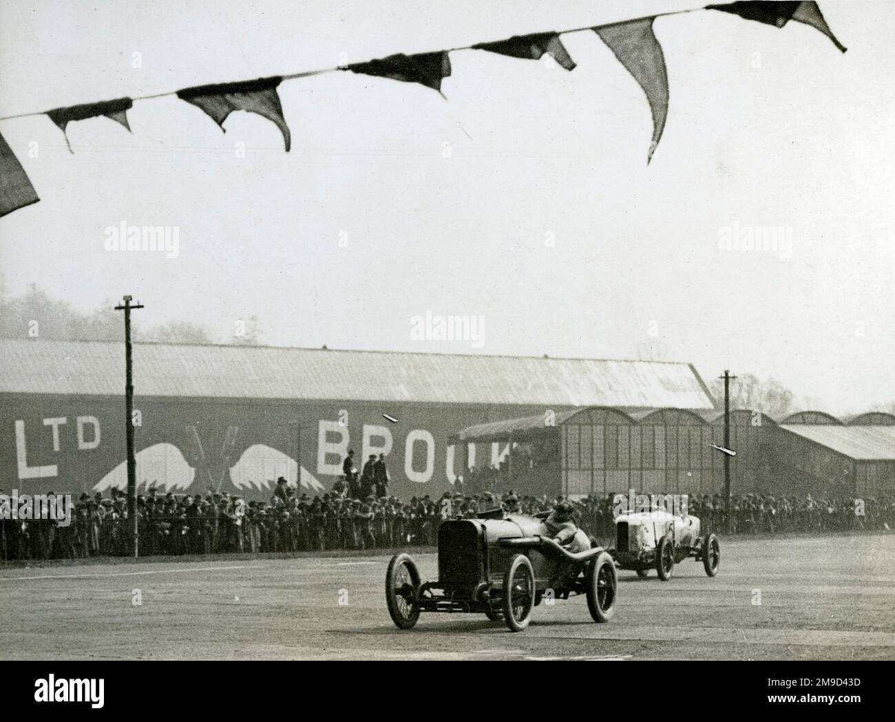 Peugeot überquert die Linie um 7. Uhr Rennen am 2. April 1923 Meet 32. 100mph Long Handicap. Stockfoto