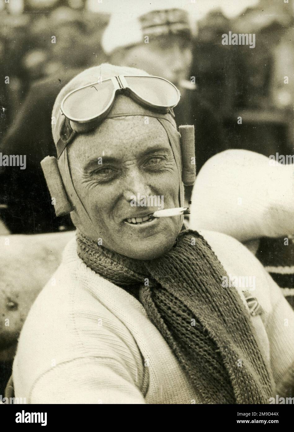 Malcolm Campbell mit Zigarette nach Abgang des GBA - 200m. Rennen am 13. Oktober 1923. Stockfoto