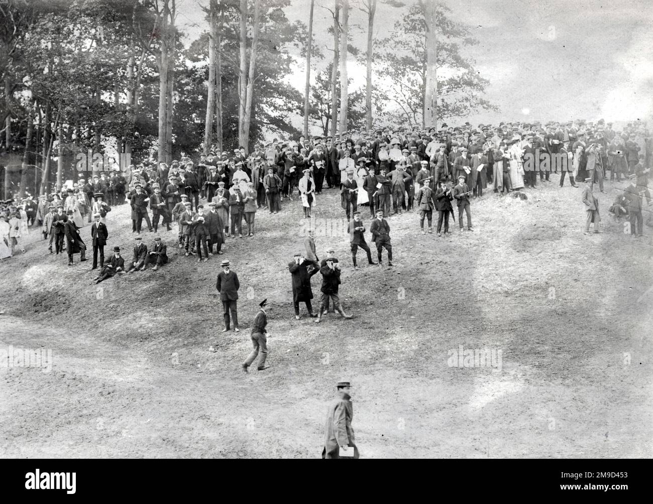 Crowds on Members' Banking - Brooklands. Stockfoto