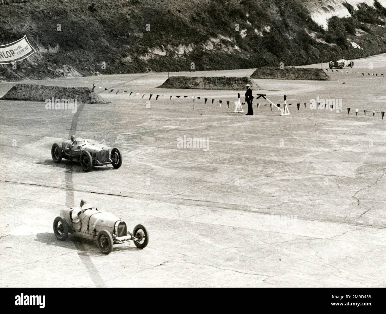 1. Uhr Grand Prix in Brooklands - Chicane mit Malcolm Campbells Bugatti im Vordergrund und Delage (2) Louis Wagner dahinter. Stockfoto