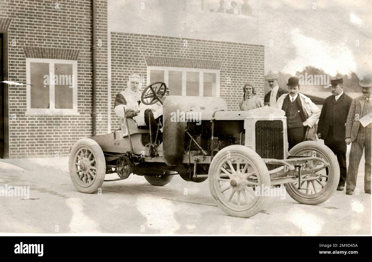 E M C Instone sitzt in Daimler am Clubhaus 6. Juli 1907 - Brooklands. Stockfoto