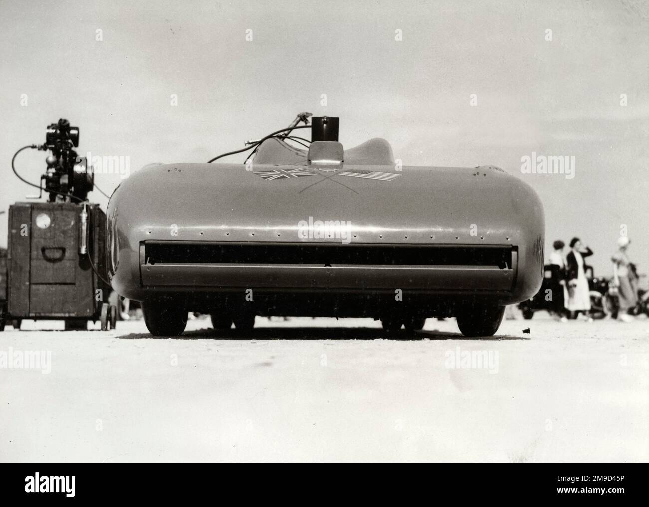 Niedrige Ansicht von Blue Bird mit Motorhaube und Lufteinlass mit anderen Instrumenten auf dem Wagen an der Seite. Stockfoto