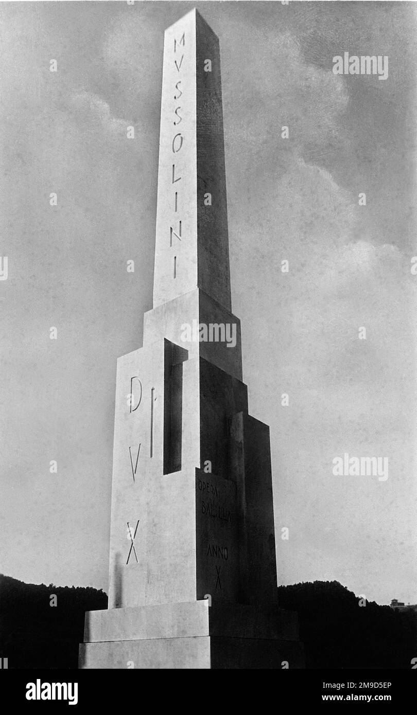 1932 , ROM , ITALIEN : italienische faschistische PROPAGANDA , DER MONOLITH DER OPÉRA NAZIONALE BALILLA IM ART DÉCO-Stil im FORO ITALICO VON BENITO MUSSOLINI . Der weiße Marmorobelisc Carrara wurde in der Nähe des Stadions FORO STADIO DEI MARMI MUSSOLINI erbaut , das heute noch existiert . UNBEKANNTER FOTOGRAF .- GESCHICHTE- FOTOSTORICHE - ROMA - FASCISMO - FASCISTA - FASCHISMUS - ITALIA - 30ER - '30 - ANNI TRENTA - XX. JAHRHUNDERT - NOVECENTO - PROPAGANDA - MONOLITE - KITSCH -- ARCHIVIO GBB Stockfoto