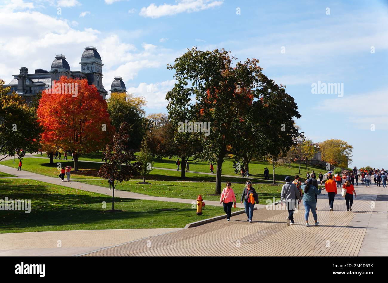 Syracuse, New York, USA - 15. Oktober 2022 - die Studenten und Besucher des Campus im Herbst Stockfoto