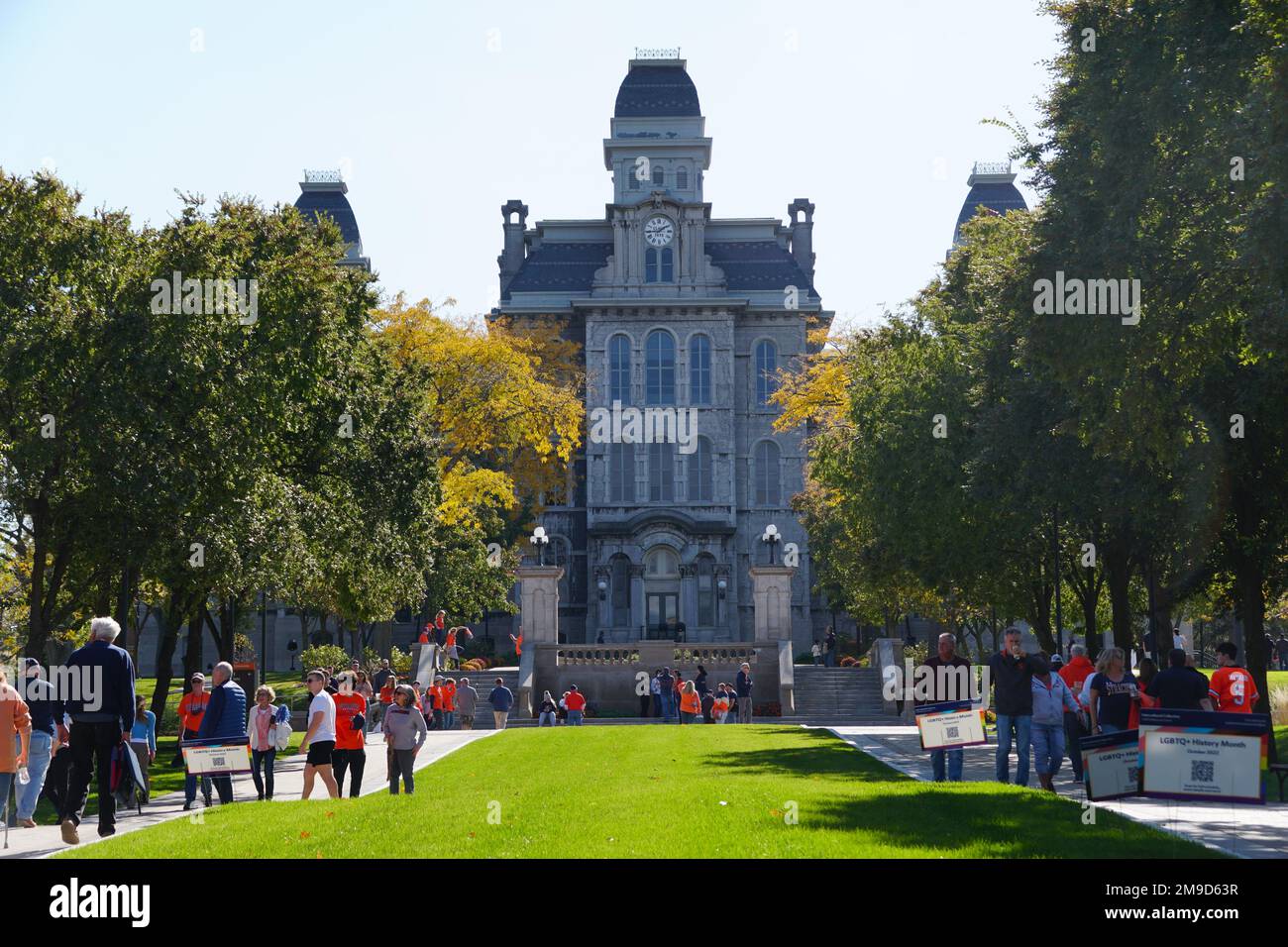 Syracuse, New York, USA - 15. Oktober 2022 - die Studenten und Besucher des Campus im Herbst in der Nähe der Hall of Languages Stockfoto